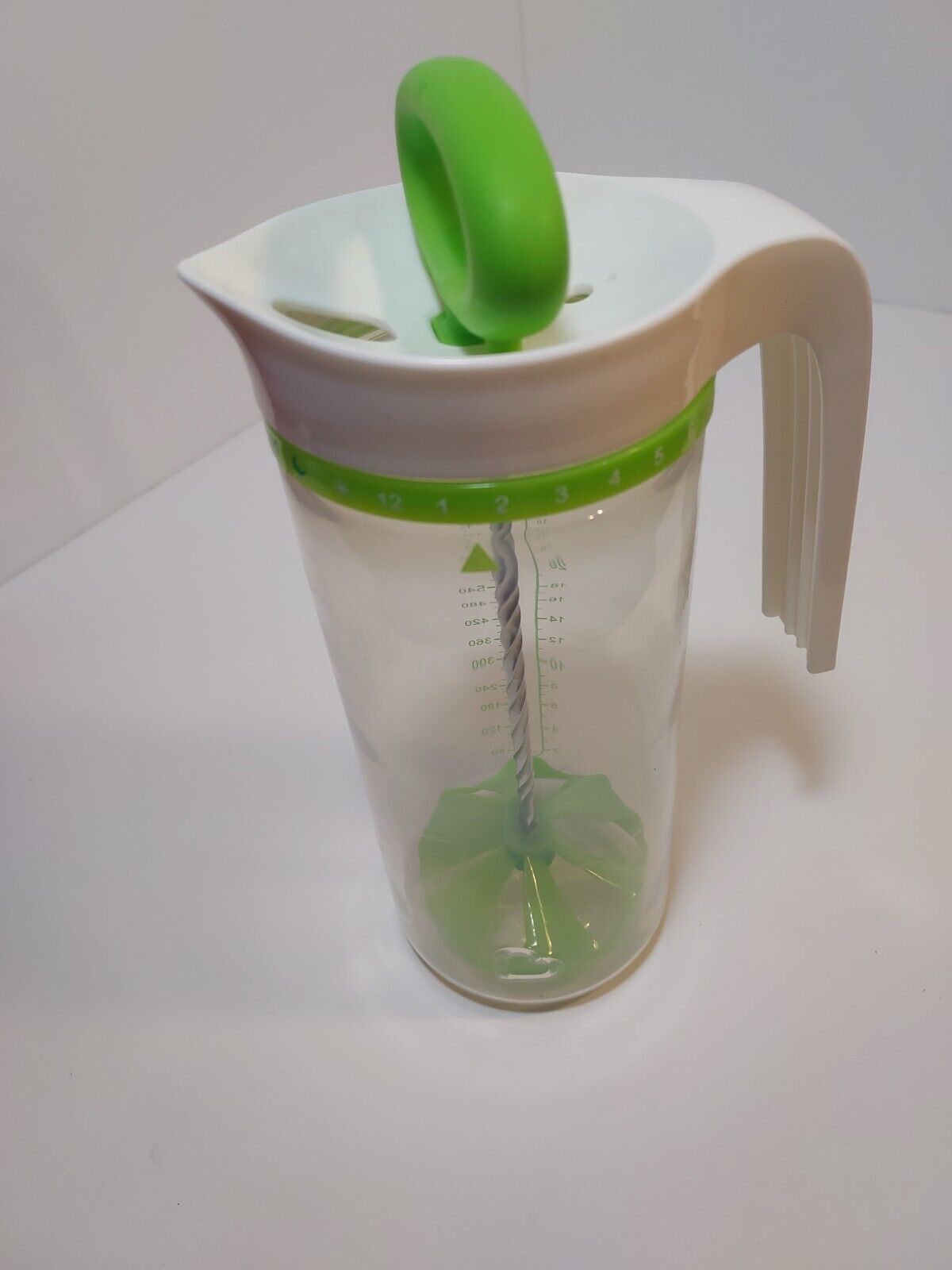 Munchkin Smart Blend 24 oz Spill-Proof Infant Formula Mix & Store Pitcher clean